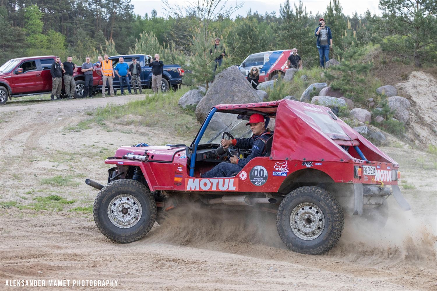 Buggy z naklejką Lubuski Armagedon II 4x4 na trasie