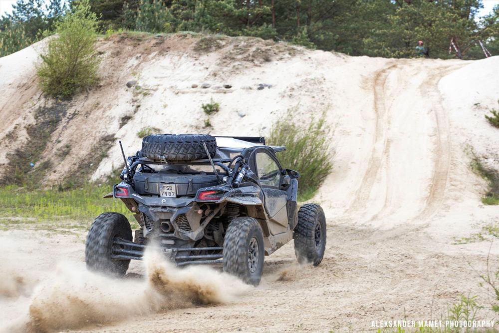 Buggy sypiące piachem na wydmowym odcinku