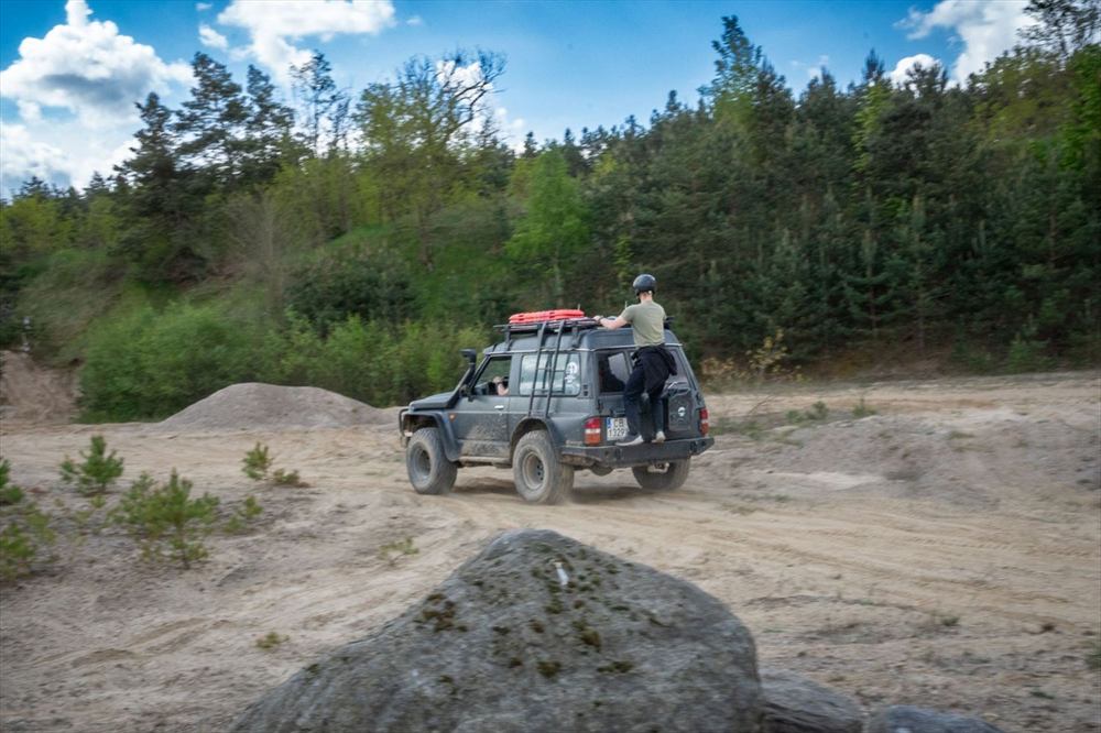 Patrol na piaszczystym odcinku, pilot na tylnej klapie