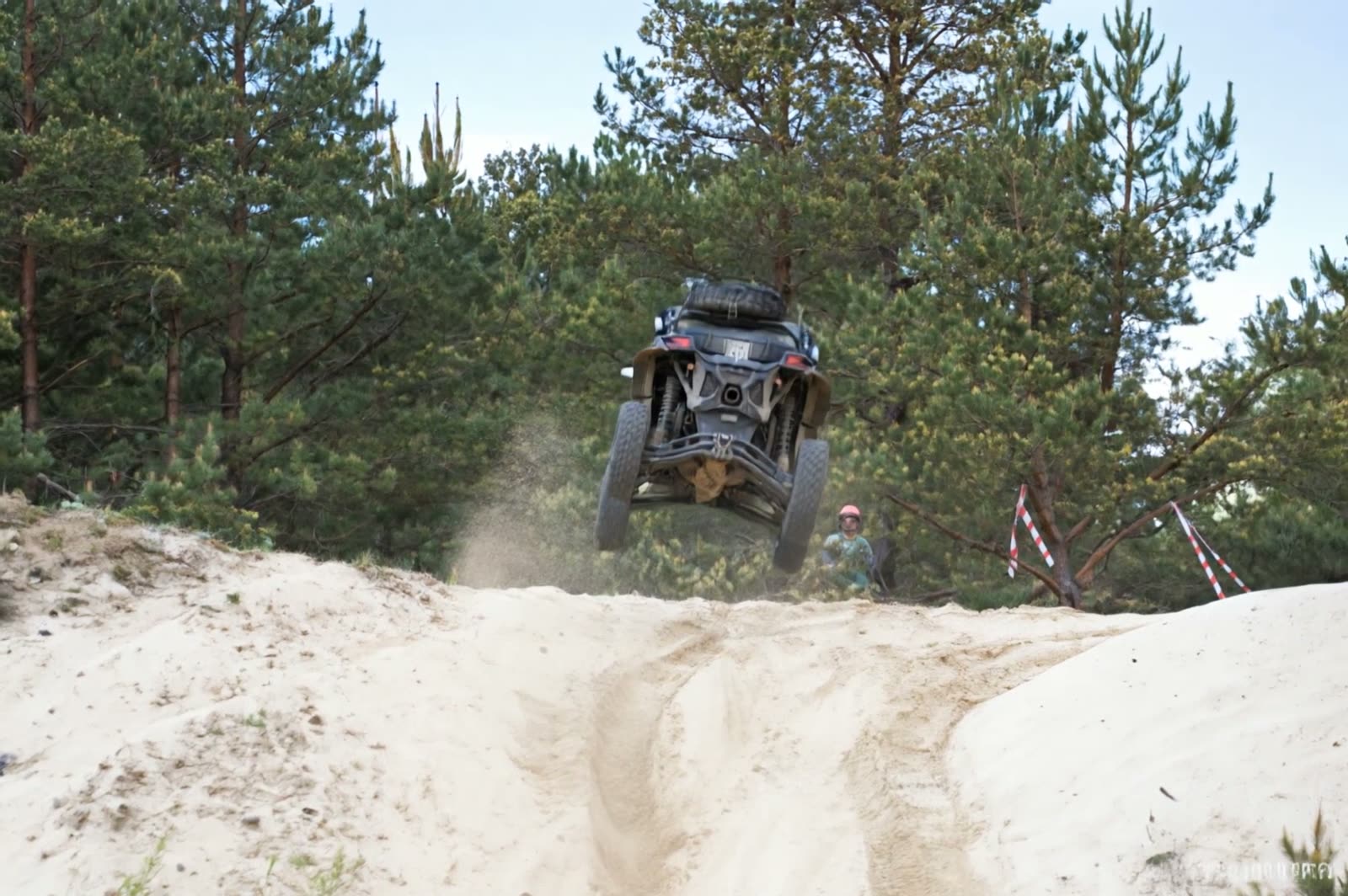 Buggy w locie nad hopą na piaszczystej trasie Lubuskiego Armagedonu 4x4