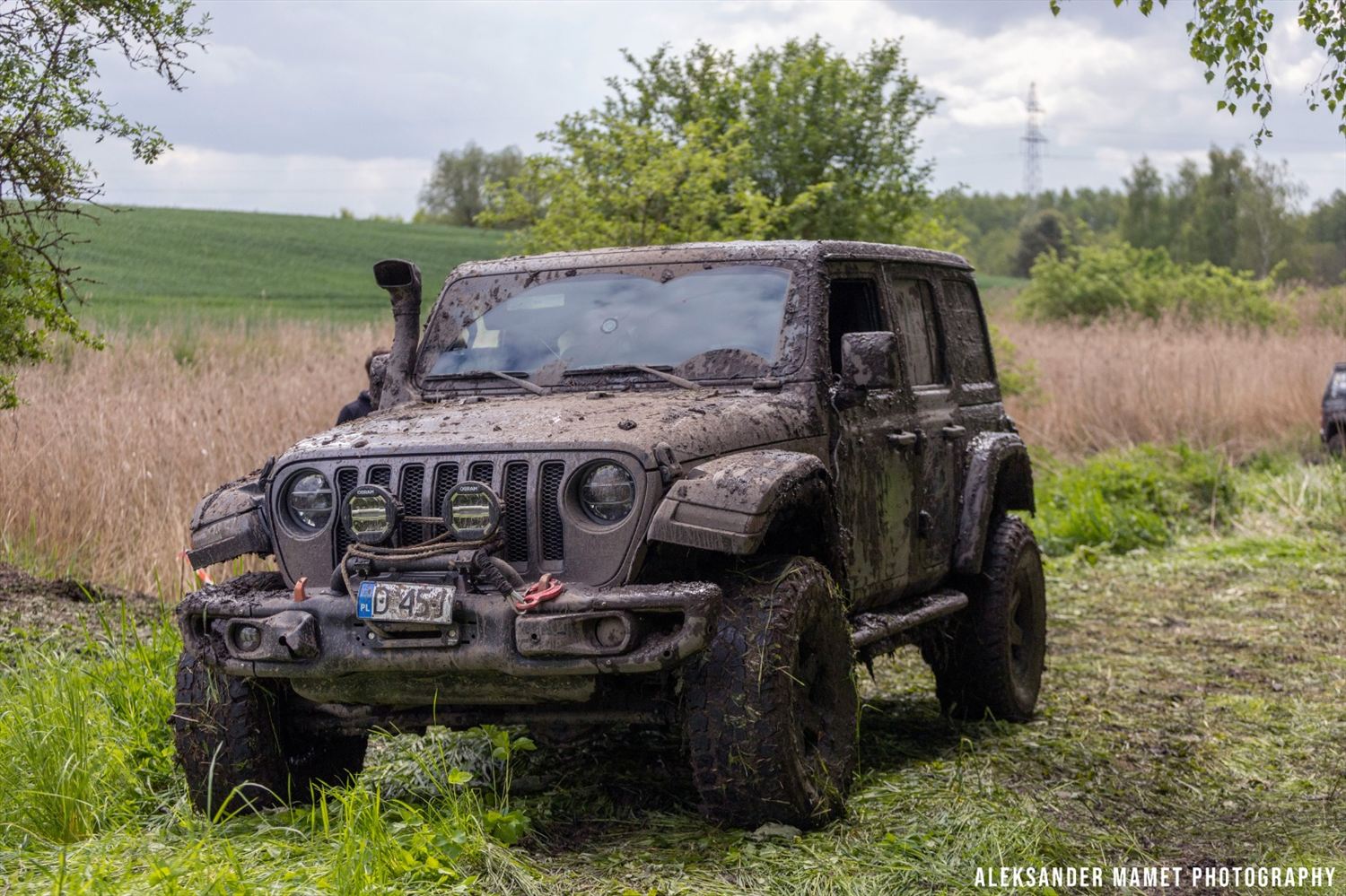 Jeep Wrangler oblepiony błotem po przejeździe trasy